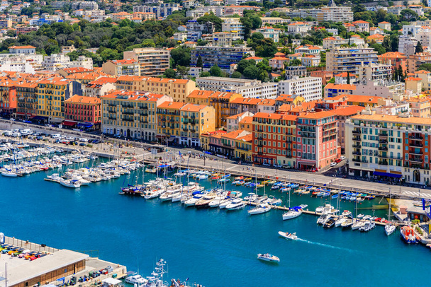 Widok łodzi w porcie i nadbrzeżnych budynków w porcie w Nicei na Morzu Śródziemnym, Cote d 'Azur, Francja - Zdjęcie, obraz