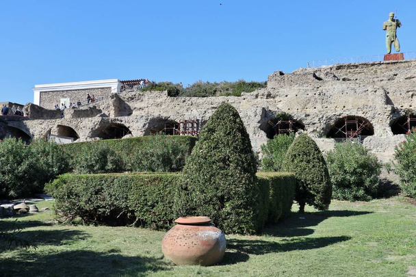 Pompeya, Campania, Italia - 14 de octubre de 2021: Vista del Parque Arqueológico Pompeya desde Viale delle Ginestre cerca de la entrada de Piazza Esedra - Foto, Imagen