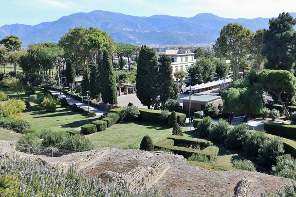 Помпеи, Кампания, Италия - 14 октября 2021 года: Проблеск археологического парка Помпеи из Виале делле Жинестре у входа на площадь Эседра - Фото, изображение