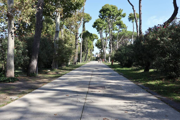 Pompeya, Campania, Italia - 14 de octubre de 2021: Vista del Parque Arqueológico Pompeya desde Viale delle Ginestre cerca de la entrada de Piazza Esedra - Foto, imagen