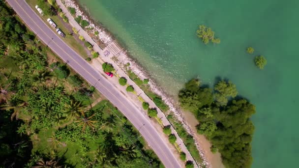 Légi kilátás görbe út mentén a tengerparton Phuket Thaiföld gyönyörű tengerpart és a nyílt tenger a nyári szezonban Természet vissza Környezet és utazási háttér - Felvétel, videó