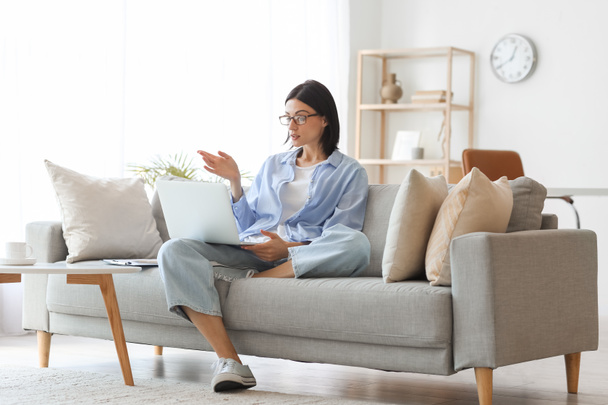 Femme psychologue vidéo bavardage avec le patient sur le canapé à la maison - Photo, image