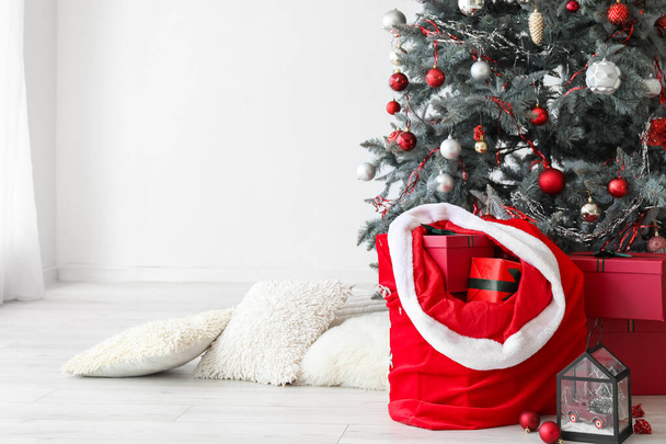 Kerstman tas met geschenken in de kamer - Foto, afbeelding