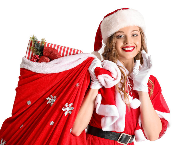 Νεαρή γυναίκα με κοστούμι Santa με τσάντα σε λευκό φόντο - Φωτογραφία, εικόνα