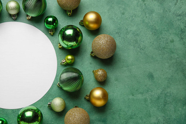 Composição com cartão em branco e belas bolas de Natal no fundo verde, close-up - Foto, Imagem