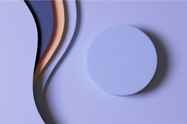 Blanco ronde geometrische vorm lichtblauw podium platform op papier gesneden abstracte minimale geometrische vorm blauw, pastel roze, paarse kleuren achtergrond. Top weergave mock up voor product display. - Foto, afbeelding