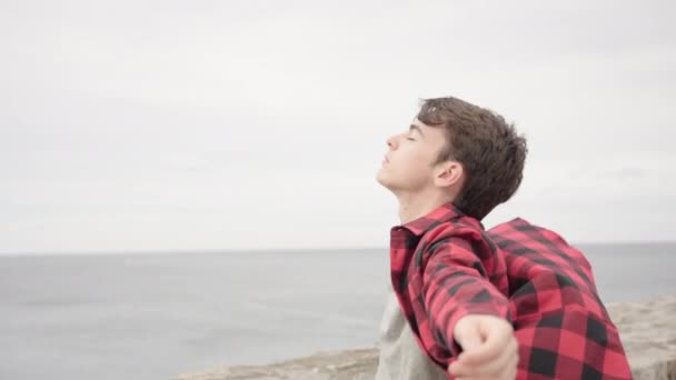 Κοντινό πλάνο του έφηβου αγοριού που αναπνέει βαθιά μέσα στη φύση - Πλάνα, βίντεο