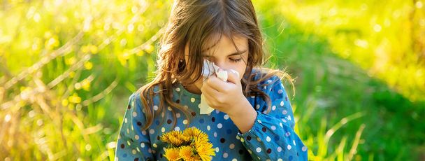 Dziewczynka uczulona na kwiaty. Wybiórcze skupienie. alergia. - Zdjęcie, obraz