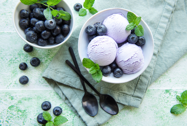 Домашнє чорничне морозиво зі свіжою чорницею. Солодкий ягідний літній десерт. Бетонний фон
 - Фото, зображення