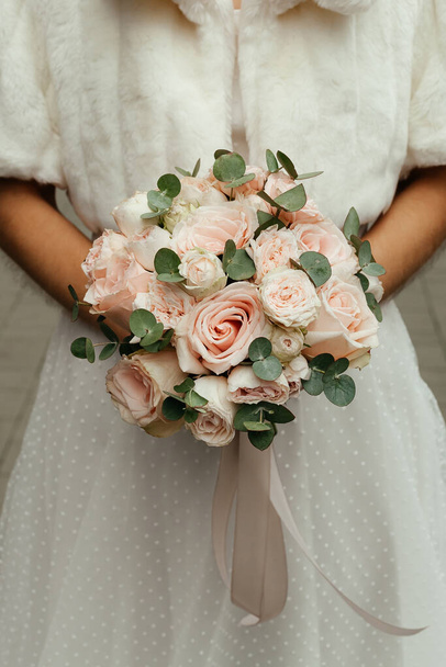 白いドレスの花嫁はバラの花束、結婚式、結婚式の概念を保持しています - 写真・画像