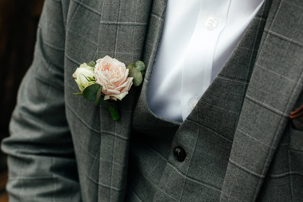 Boutonniere del novio en su chaqueta, ceremonia de boda, concepto de boda - Foto, imagen