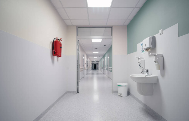 Empty hospital corridor with copy space - Фото, зображення