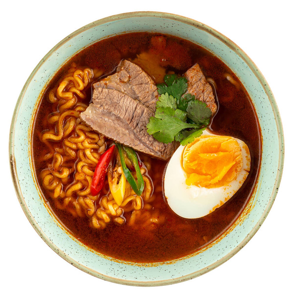 Ізольована миска азіатського супу з локшиною рамен з яйцем та м'ясом
 - Фото, зображення