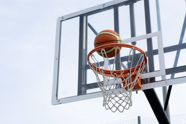 basquete entrando na cesta - Foto, Imagem
