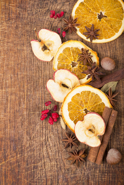 Christmas spices and dried orange sliceson - Foto, Imagem