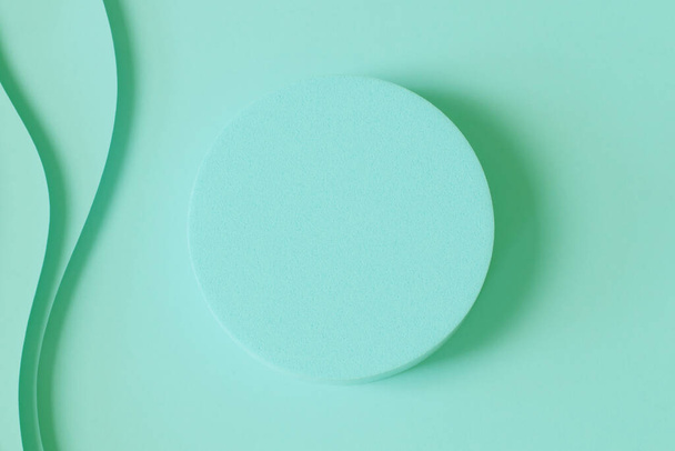 Tyhjä pyöreä geometrinen muoto palkintokorokkeelle paperille leikattu abstrakti minimaalinen geometrinen muoto pastelli vihreä väri tausta. Top View malliin tuotteen näyttö. - Valokuva, kuva