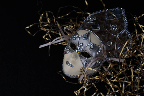 Bella maschera di Carnevale, a letto con Gold Shredded Paper su sfondo nero - Foto, immagini