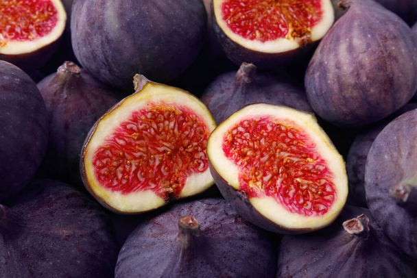 Cut and whole fresh ripe figs as background, top view - Fotoğraf, Görsel