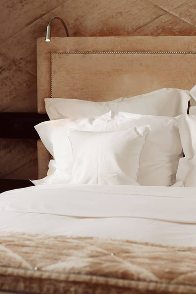 Lakberendezés és belsőépítészet, ágy fehér ágynemű luxus hálószobában, ágynemű mosoda és bútor részletek - Fotó, kép