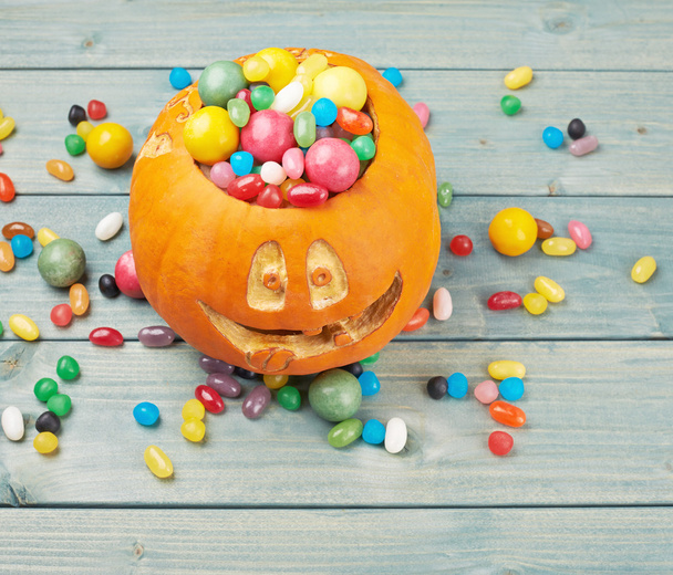 Jack o lantern pumpkin filled with candies - Foto, imagen