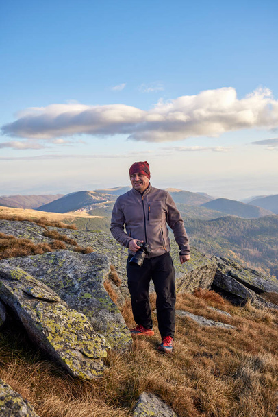 fotógrafo masculino en la cima de la montaña - Foto, Imagen