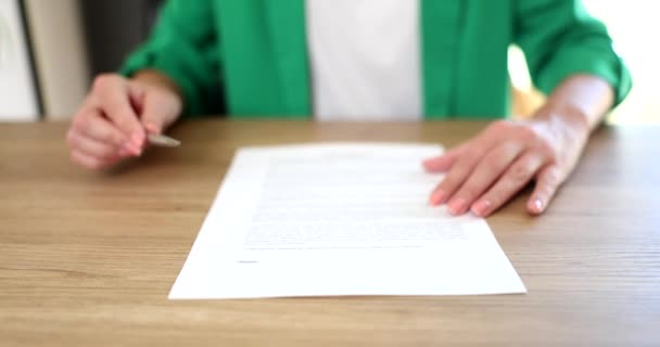 Geschäftsfrau oder Verkäuferin überreicht Vertrag und Stift zur Unterschrift. Abschluss eines Versicherungs- oder Kaufvertrages - Filmmaterial, Video