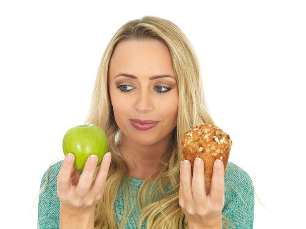 Młoda kobieta porównanie jedzenie dobre i złe - Zdjęcie, obraz