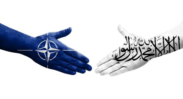 Potřesení rukou mezi Afghánistánem a vlajkami NATO namalovanými na rukou, izolovaný průhledný obraz. - Fotografie, Obrázek