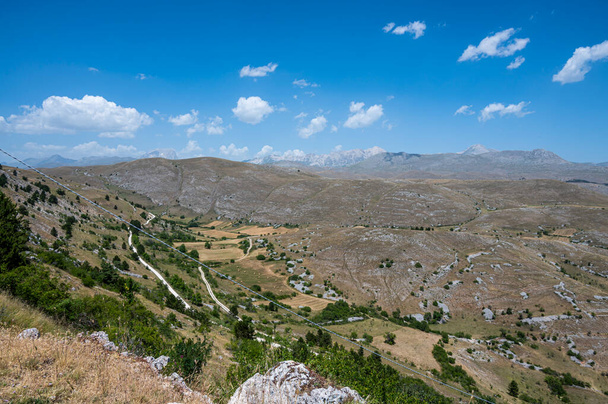 Vue panoramique depuis Rocca Calascio sur Campo Imperatore et le massif du Gran Sasso - Photo, image