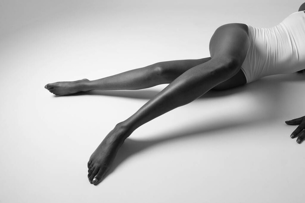 Młoda kobieta z pięknymi nogami na białym tle, zbliżenie. Kolaż sztandarowy. Wysokiej jakości zdjęcie - Zdjęcie, obraz