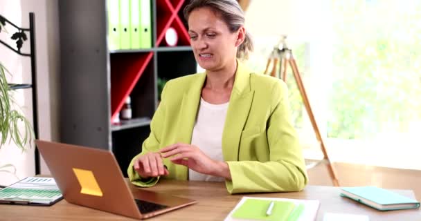 Retrato de mulher de negócios bonita sorridente ou CEO no local de trabalho com laptop. Chefe feminina feliz de mulher bem sucedida confiante no trabalho - Filmagem, Vídeo