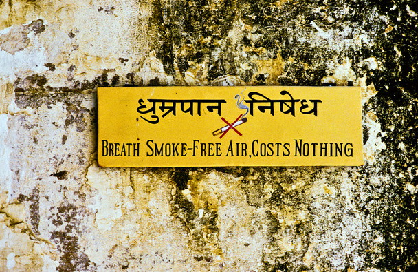 σημάδι ζώνης απαλλαγμένης αναπνοή καπνό στο ναό προς udaipur, Ινδία - Φωτογραφία, εικόνα
