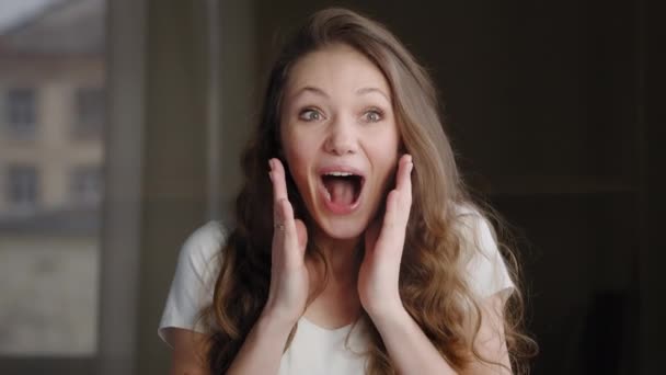 Portret gelukkig enthousiast emotioneel jong vrouw gevoel shock vreugde verbaasd verbaasd verbaasd meisje verheugt zich in de overwinning voelt vreugde door ongelooflijk goed nieuws opent mond in verrassing vrolijk schreeuwen winnen - Video