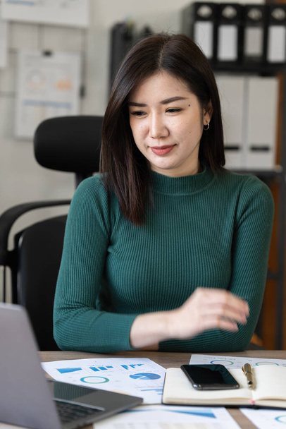 Piękna azjatycka bizneswoman pracująca w biurze. koncepcja finansowania przedsiębiorstw. - Zdjęcie, obraz