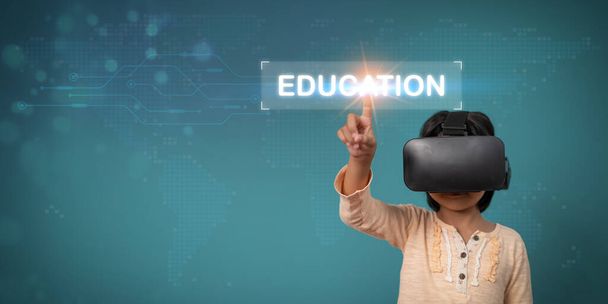 Klein Aziatisch meisje kind met virtual reality headset is spannend voor nieuwe ervaringen. Concept van 3D-gadget technologie en virtuele wereld gadgets spel en online onderwijs in de toekomst - Foto, afbeelding