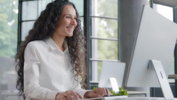 Ευτυχισμένη επιτυχημένη επιχειρηματίας που εργάζονται στον υπολογιστή στο σύγχρονο γραφείο νεαρή γυναίκα των επιχειρήσεων έλεγχο email ανάγνωση καλά νέα κάνουν τάξη στο ηλεκτρονικό κατάστημα ικανοποιημένη γυναίκα πελάτης κοιτάζοντας κάμερα χαμογελώντας - Πλάνα, βίντεο