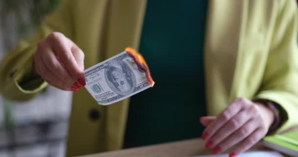 Femme brûle cent dollars dans le gros plan du bureau. Inflation de crise et faillite - Séquence, vidéo