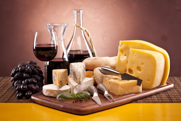 sýr, víno a jiné chutné věci na dřevěný stůl - Fotografie, Obrázek