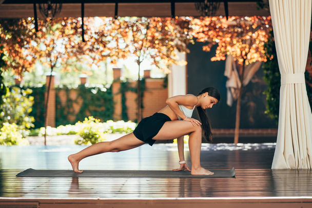 Jeune femme pratiquant seul le yoga - Photo, image