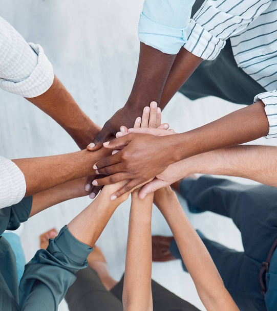 Разнообразие, руки и команда выше в поддержку, доверие и единство для сотрудничества, соглашения или встречи в офисе. Групповая рука различных людей в командной работе, сотрудничестве и солидарности для сообщества. - Фото, изображение