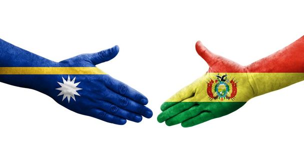 Kädenpuristus välillä Bolivia ja Nauru liput maalattu käsissä, eristetty läpinäkyvä kuva. - Valokuva, kuva