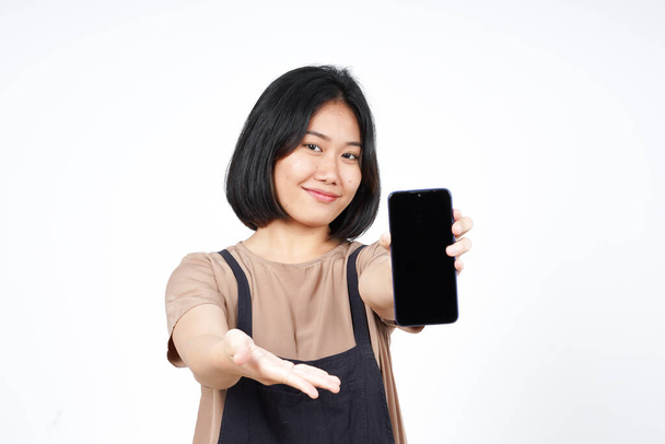 Mostrando aplicativos ou anúncios na tela em branco Smartphone de bela mulher asiática isolada em fundo branco - Foto, Imagem