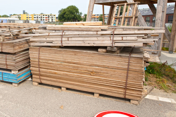 Sperrholzstapel auf einem Industriegelände, der darauf wartet, benutzt zu werden - Foto, Bild