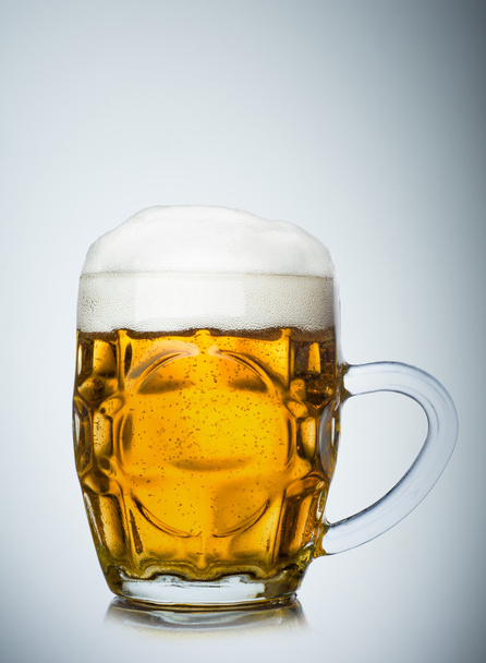 Mug full of fresh beer isolated on white - Foto, afbeelding