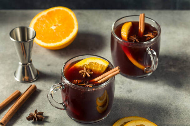 Homemade Christmas Mulled Red Wine with Cinnamon and Orange - Foto, Bild