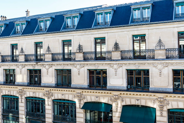 パリ、フランス、ヨーロッパの中心部にあるパリのアパートの建物で見る - 写真・画像