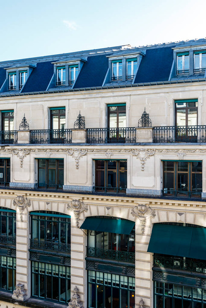 Вид на парижские многоквартирные дома в центре Парижа, Франция, Европа - Фото, изображение