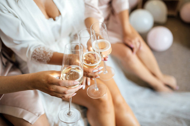 Beautiful bride and sexy girlfriends have fun on the morning of the wedding day. - Foto, Bild