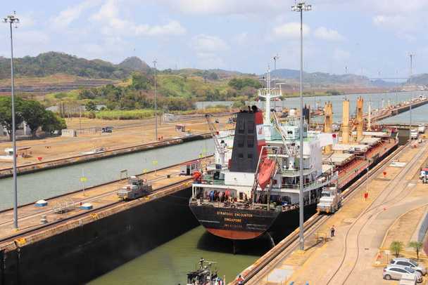Затоки Панамського каналу, прохід кораблів через канал. - Фото, зображення