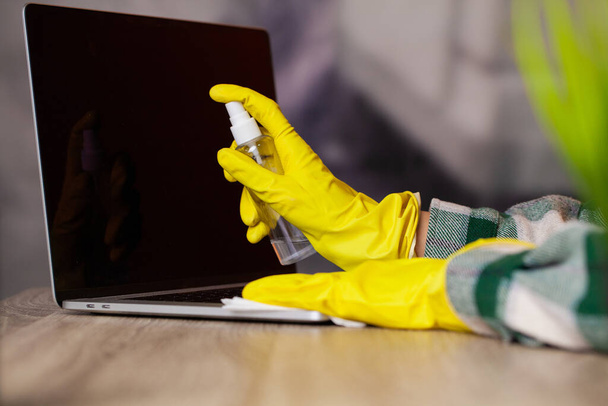 Крупним планом жінка ноутбук для чищення рук в офісі
. - Фото, зображення